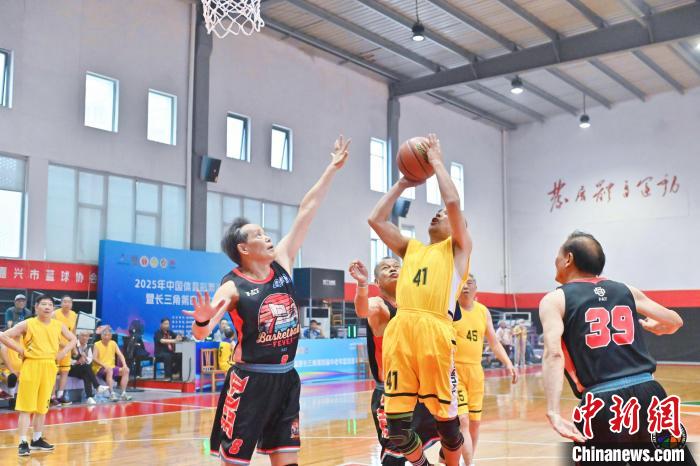 两岸中老年篮球赛嘉兴开赛 台湾球队跨海峡竞技