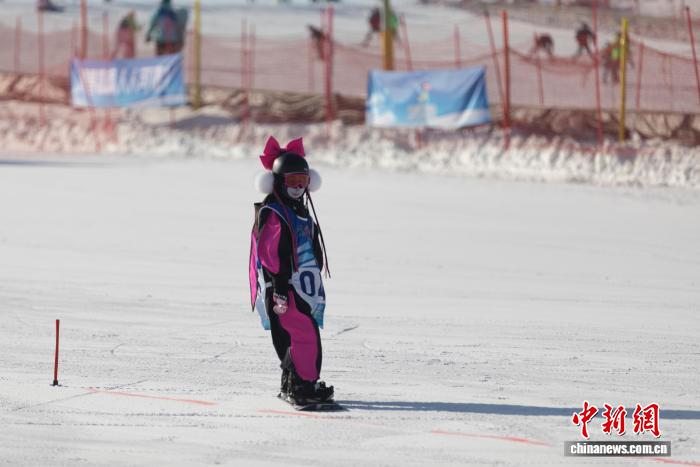 宁夏千人参与冰雪季活动 滑雪赛事同步启动