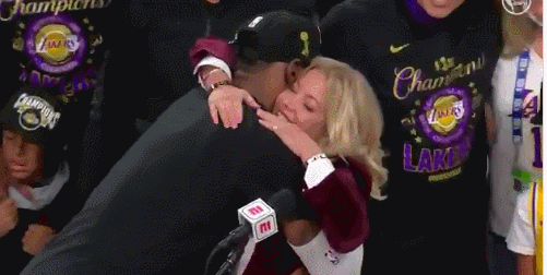 湖人终结十年无冠历史 勒布朗率队夺冠致敬科比