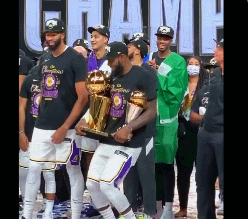 湖人终结十年无冠历史 勒布朗率队夺冠致敬科比