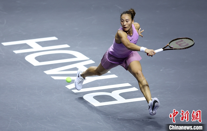 郑钦文在利雅得WTA年终总决赛首轮不敌萨巴伦卡