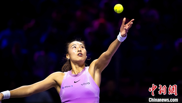郑钦文在利雅得WTA年终总决赛首轮不敌萨巴伦卡