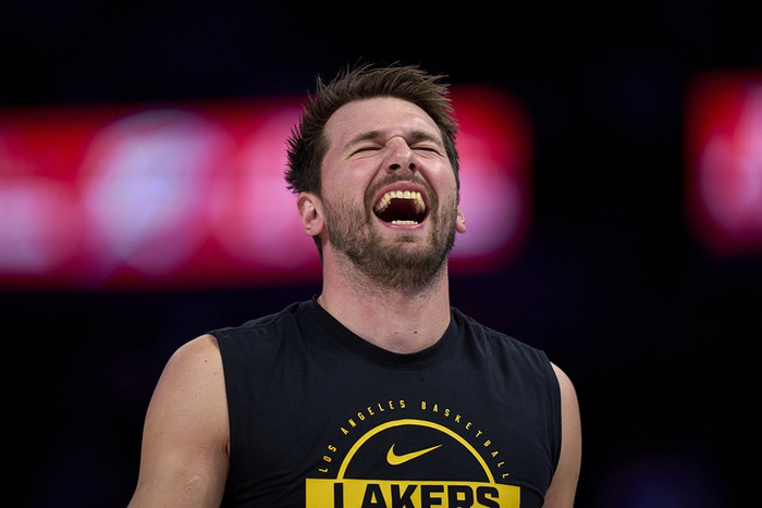 詹姆斯盛赞东契奇自由适应湖人展现顶级球星风